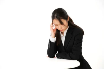 仕事で悩む女性
