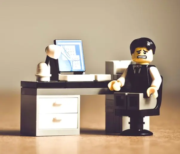 怒っている男性のイラスト